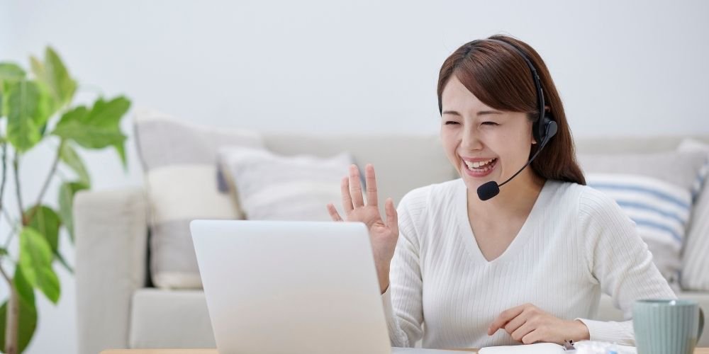 Accompagnante périnatale d'Osteovar en visio, illustrant l'écoute et la bienveillance pour les parents partout en France.