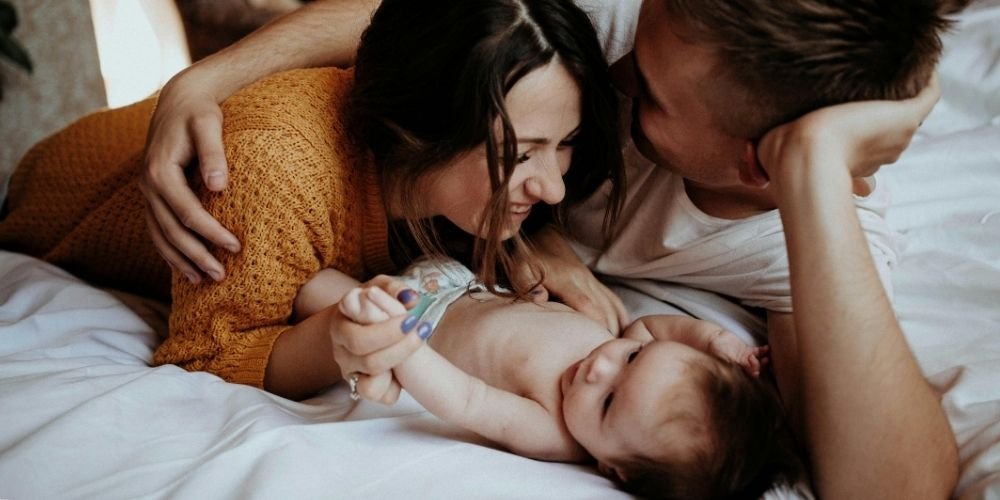 Couple en visioconférence pour un accompagnement périnatal personnalisé avec Osteovar, ostéopathe au Muy dans le Var.