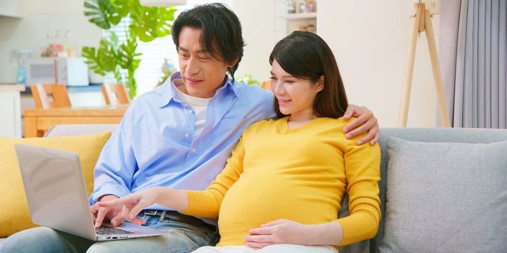 Futur couple de parents en visioconférence pour un accompagnement périnatal avec Osteovar, ostéopathe au Muy dans le Var