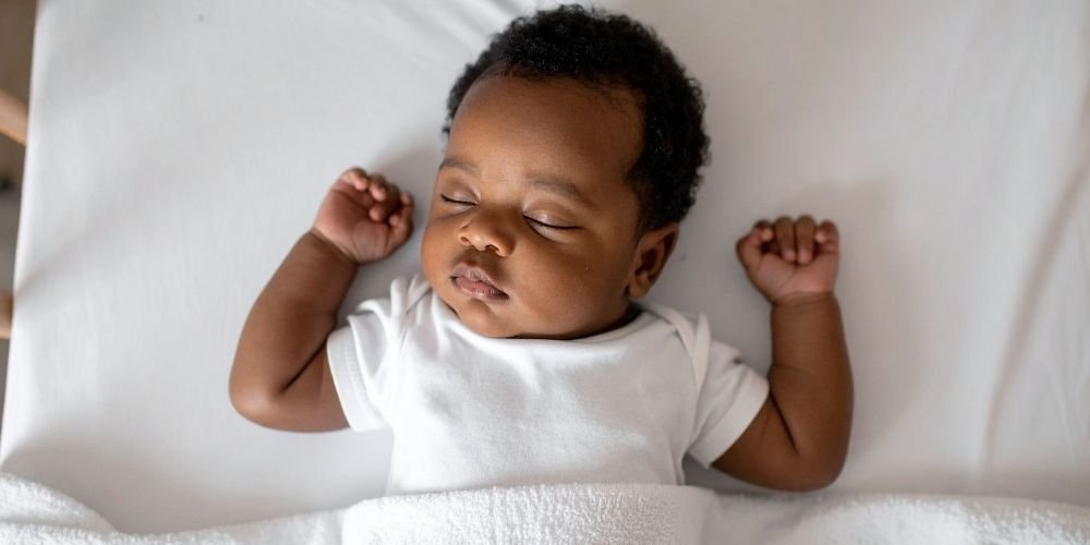 Nourrisson paisible après une séance d'ostéopathie dans le Var pour traiter les coliques et troubles du sommeil