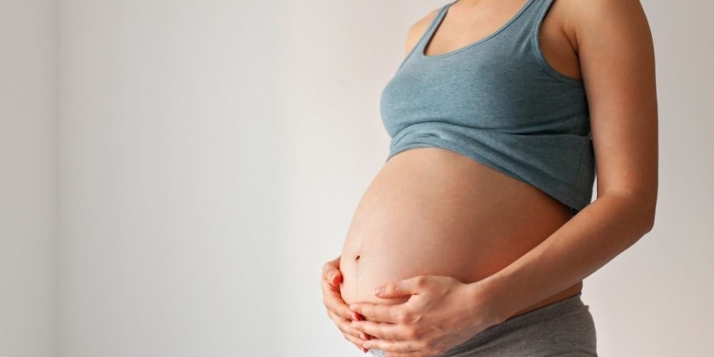 Femme enceinte recevant un suivi global en ostéopathie périnatale pour soulager les maux de grossesse.