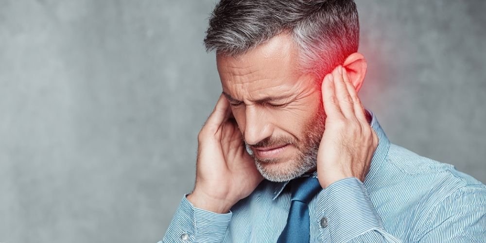 Homme souffrant de migraine traité par une spécialiste en ostéopathie dans le Var via l'approche crânienne et fasciale.