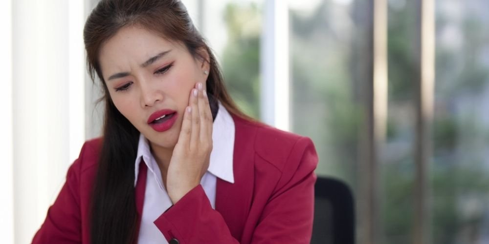 Femme avec douleur à la mâchoire traitée par une ostéopathe à le Muy pour un trouble de l'ATM.