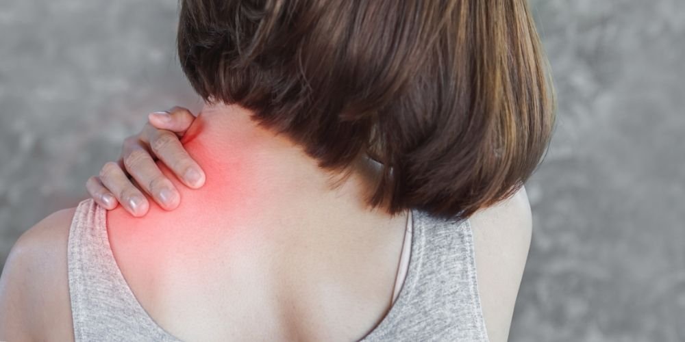 Soin d'ostéopathie structurelle pour douleur cervicale par une spécialiste en ostéopathie dans le Var.